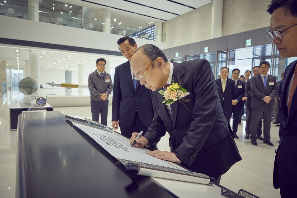 김승연 한화그룹 회장이 지난 지난달 29일 한화에어로스페이스 대전 R&D캠퍼스를 전격 방문했다. [한화 제공]