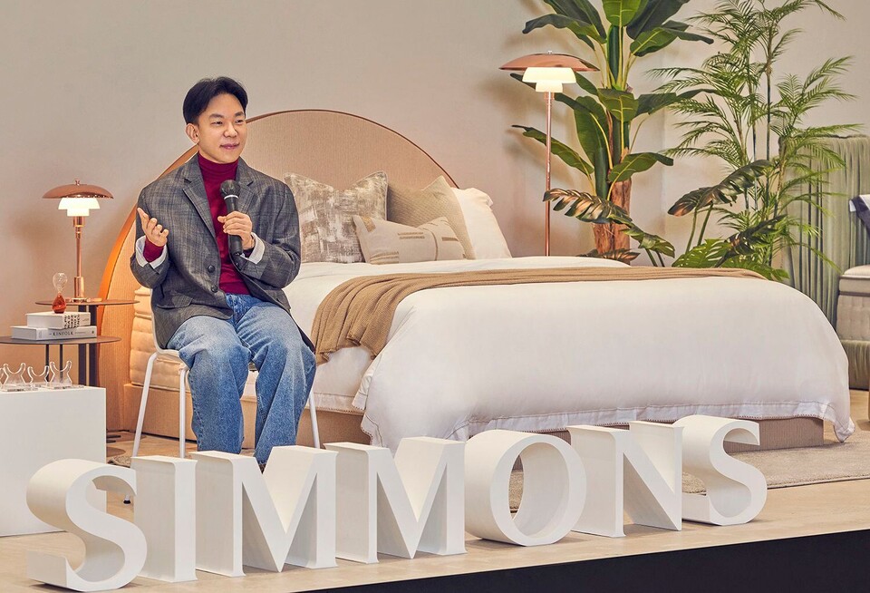 안정호 시몬스 침대 대표가 25일 이천 시몬스 팩토리움에서 열린 ‘팩토리움 개관 5주년 기념 기자간담회’에서 발언하고 있다. [시몬스 침대 제공]
