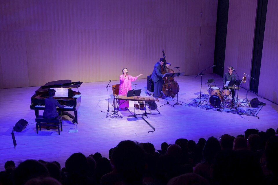 지난 29일(현지 시각) 미국 맨해튼의 뉴욕한국문화원에서 CJ음악장학 출신 가야금 연주자 김도연이 이끄는 ‘김도연 밴드’가 무대를 선보이고 있다. [사진=함병찬, 뉴욕한국문화원 제공]