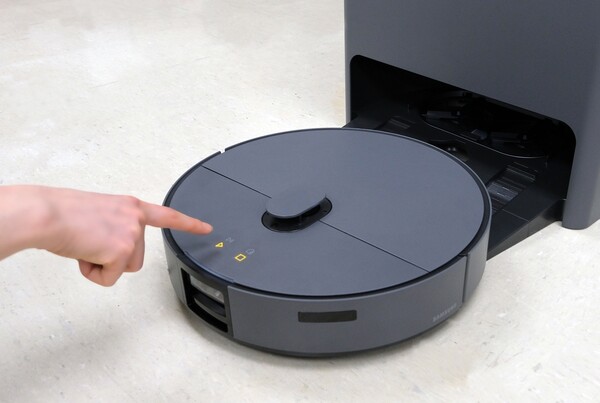 '비스포크 AI 스팀'에 '삼성 촉각 스티커'를 부착해 사용하는 모습.