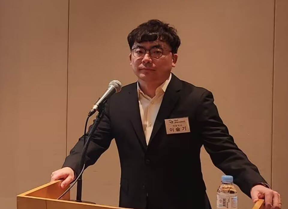 이슬기디앤디파마텍 대표가 17일 서울 여의도 63빌딩에서 열린 기자설명회에서 기자들의 질문을 듣고 있다. [디앤디파마텍 제공]