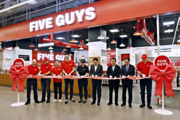 이달 13일 이안 로스 멕켄지 파이브가이즈 아시아태평양 운영 총괄 부사장(왼쪽부터), 오민우 에프지코리아 대표이사, 김영훈 한화갤러리아 대표이사, 김동선 한화갤러리아 전략본부장, 차지혜 파이브가이즈2호점 점장, 김형종 현대백화점 대표이사, 나명식 현대백화점 부사장, 김창섭 현대백화점 전무, 크리스 굿차일드 파이브가이즈 인터내셔날 디렉터가 파이브가이즈 여의도 오픈을 기념 테이프 커팅식을 진행하고 있다. 