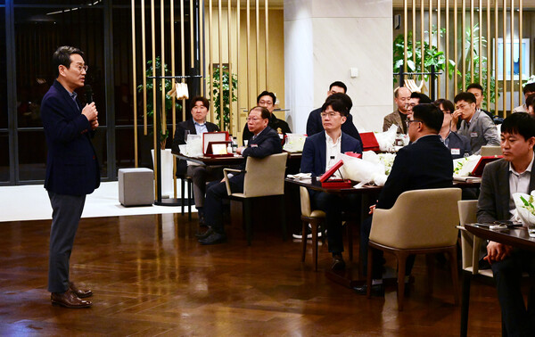 LG전자가 미래준비 경쟁력 확보를 주도할 인재를 연구위원과 전문위원으로 발탁했다. 조주완 CEO(사진 왼쪽)가 마곡 LG사이언스파크에서 열린 임명식에서 신임 연구ㆍ전문위원들에게 축하와 격려를 전하고 있다. 