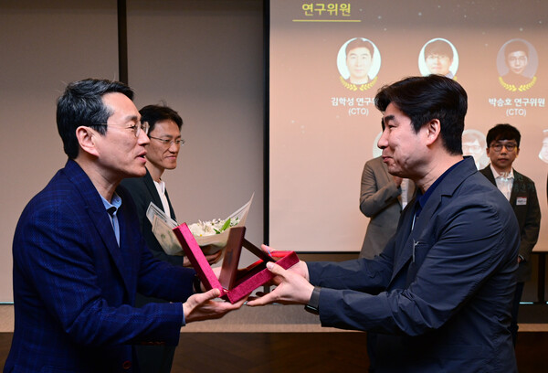 LG전자가 미래준비 경쟁력 확보를 주도할 인재를 연구위원과 전문위원으로 발탁했다. 조주완 CEO(사진 왼쪽)가 마곡 LG사이언스파크에서 열린 임명식에서 신임 연구ㆍ전문위원에게 임명패를 전달하고 있다. 