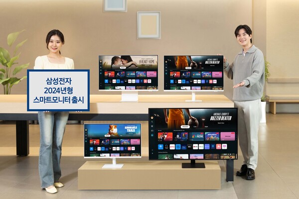 삼성전자 모델이 삼성스토어 청담점에서 홈 라이프 활용성을 강화한 2024년형 스마트모니터를 소개하고 있다.