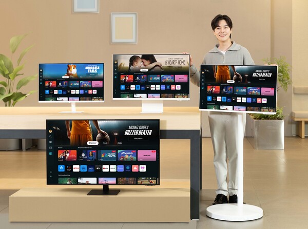 삼성전자 모델이 삼성스토어 청담점에서 홈 라이프 활용성을 강화한 2024년형 스마트모니터를 소개하고 있다.