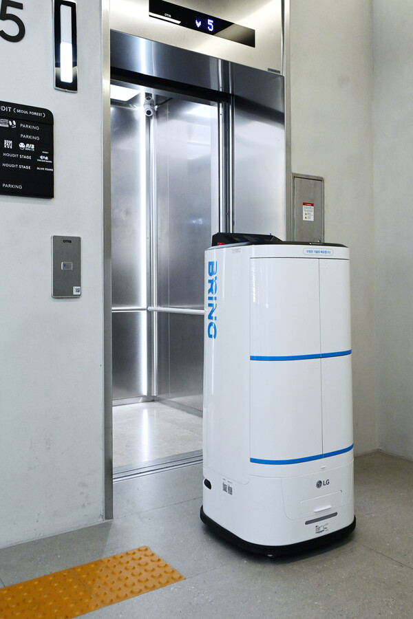 LG 클로이 서브봇(양문형)은 스스로 엘리베이터를 호출해 탑승하거나 자동문을 통과하며 최대 4곳까지 한 번에 물건을 순차 배송할 수 있다. 사진은 클로이 로봇이 스스로 엘리베이터를 호출해 목적지로 이동하는 모습.