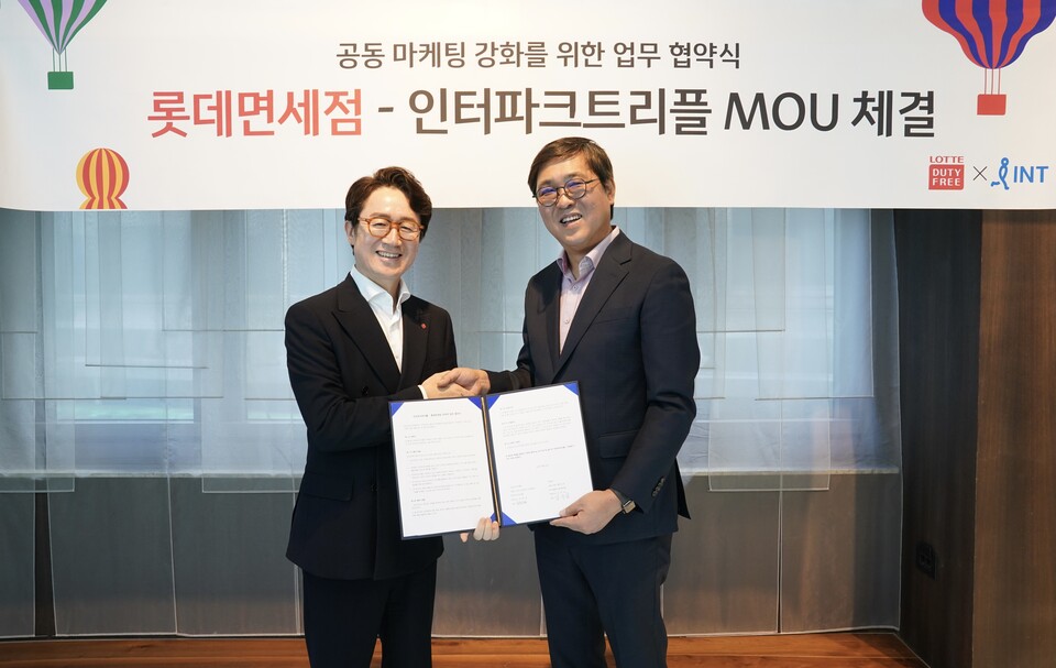 롯데면세점(대표이사 김주남)이 인터파크트리플과 전략적 업무협약을 체결하며 파트너십을 구축하고 글로벌 관광 활성화에 나섰다고 23일 밝혔다. 사진은 김주남 롯데면세점 대표이사(왼쪽)와 최휘영 인터파크트리플 대표이사(오른쪽)가 MOU를 마치고 기념사진을 촬영하는 모습이다. [롯데면세점 제공]