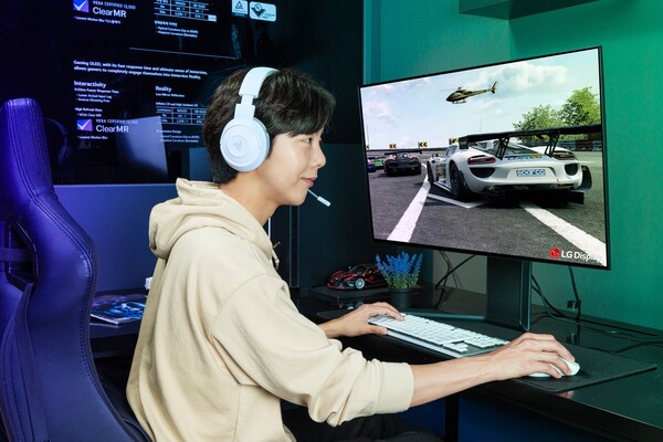 LG디스플레이 모델이 '31.5인치 게이밍 OLED 패널'로 레이싱 게임을 하고 있다.