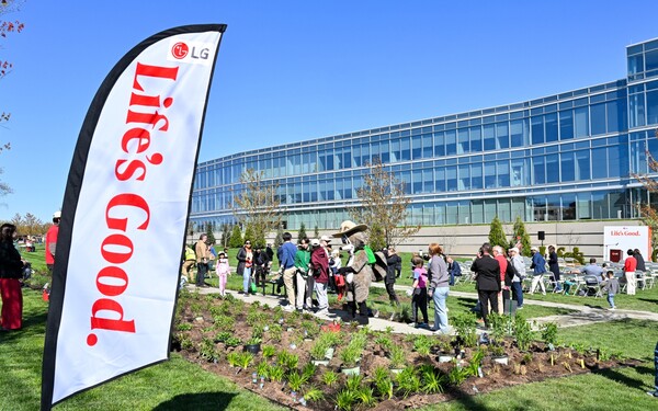 LG전자 북미 사옥에 조성된 폴리네이터 정원 전경.