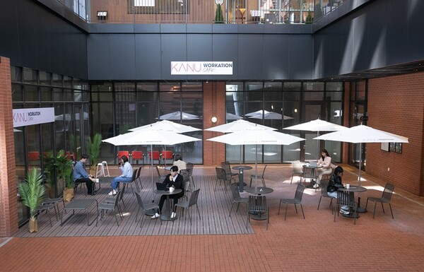 동서식품이 ‘카누 워케이션 카페 서교점’에서 ‘카누 워케이션 캠페인’을 진행한다.