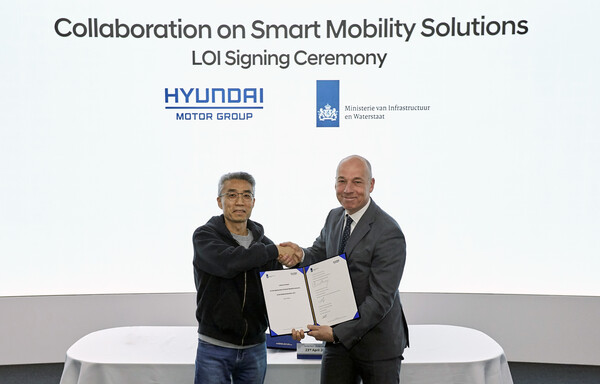 현대차·기아 남양기술연구소에서 열린 업무협약식에서 현대차∙기아 AVP본부장 송창현 사장(왼쪽), 네덜란드 교통부 키스 반 더 버그(Kees Van der Burg) 차관(오른쪽)이 기념 사진을 촬영하는 모습.