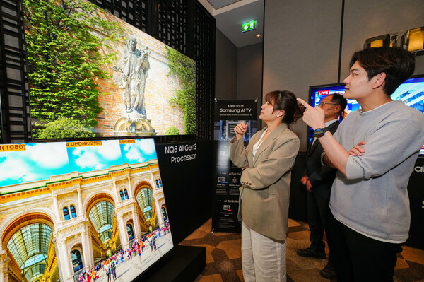 이달 23일(현지시간) 태국 방콕 '2024 동남아 테크세미나'에서 참석자들이 삼성전자 2024년형 Neo QLED 8K 신제품을 살펴보고 있다. 