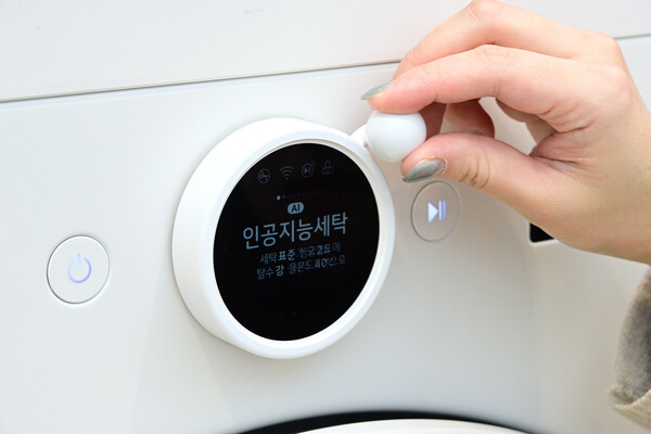 LG전자가 국립재활원과 손잡고 나이, 장애 유무와 관계 없이 누구나 손쉽게 가전을 사용하도록 접근성을 더욱 높인다. 사진은 세탁기나 건조기의 다이얼을 돌리는 것이 어려운 고객을 위해 개발된 '이지볼'을 사용하는 모습.