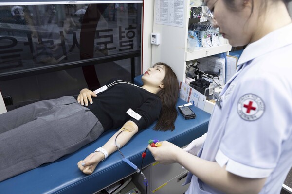 SK텔레콤은 혈액 수급난을 극복하기 위해 SK ICT 패밀리사 차원의 헌혈 릴레이를 이어가고 있다고 24일 밝혔다.