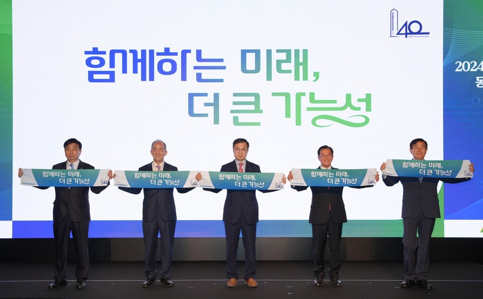 현대엘리베이터가 24일 서울 중구 반얀트리클럽&스파서울 크리스탈볼룸에서 151개 파트너사와 '동반선장 컨벤션'을 개최했다. 사진은 왼쪽부터 김영국 영국엘리베이터 대표, 오영교 동반성장위원회 위원장, 조재천 현대엘리베이터 대표, 이종배 충주시 국회의원, 조길형 충주시장. [현대엘리베이터 제공]