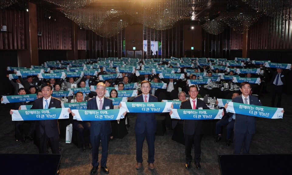 현대엘리베이터가 24일 서울 중구 반얀트리클럽&스파서울 크리스탈볼룸에서 151개 파트너사와 '동반선장 컨벤션'을 개최했다. 사진은 왼쪽부터 김영국 영국엘리베이터 대표, 오영교 동반성장위원회 위원장, 조재천 현대엘리베이터 대표, 이종배 충주시 국회의원, 조길형 충주시장. [현대엘리베이터 제공]