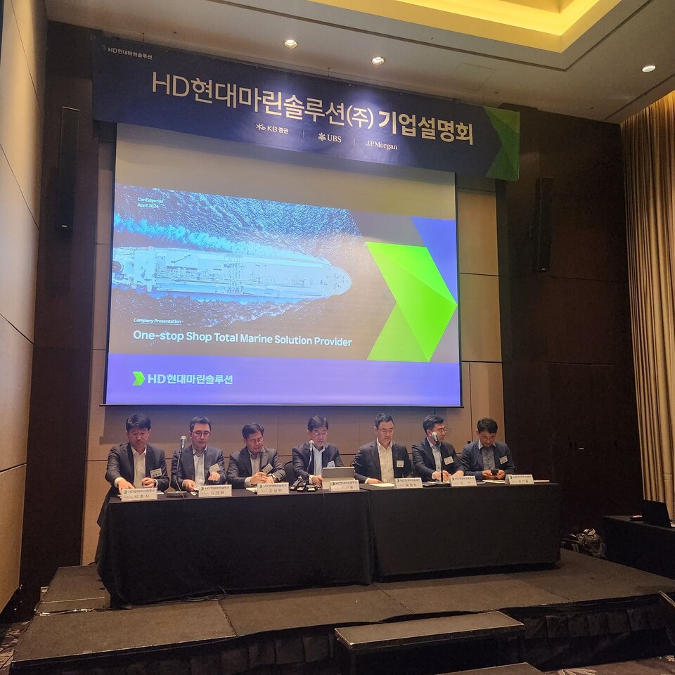 HD현대마린솔루션이 15일 서울 콘래드호텔에서 열린 기자간담회를 통해 코스피 시장 상장에 따른 전략과 비전을 밝혔다. (왼쪽부터) HD현대마린솔루션 박후식 상무이사, 김정혁 상무이사, 조성헌 전무이사, 이기동 사장, 윤병락 전무이사, 민산 상무이사, HD한국조선해양 성기종 상무이사. [HD현대마린솔루션 제공]