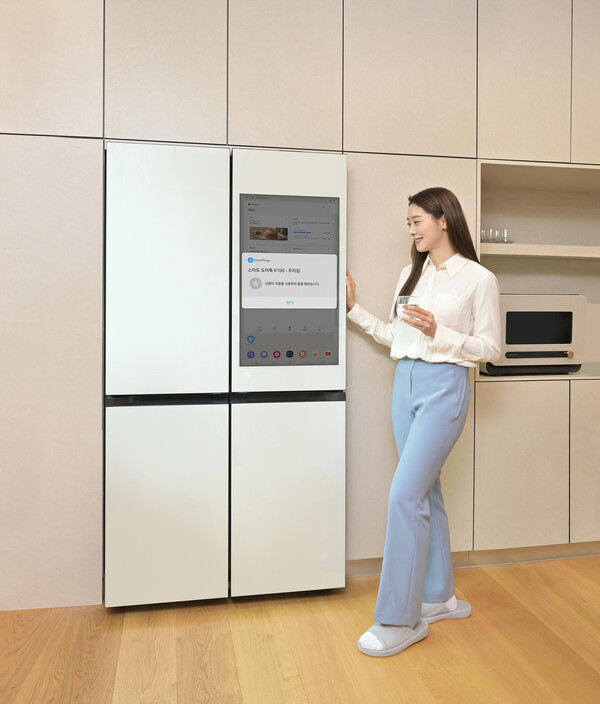 삼성전자 모델이 비스포크 AI 패밀리허브 스크린으로 아카라 스마트 도어록과 연동된 스마트싱스 앱을 사용하고 있다.