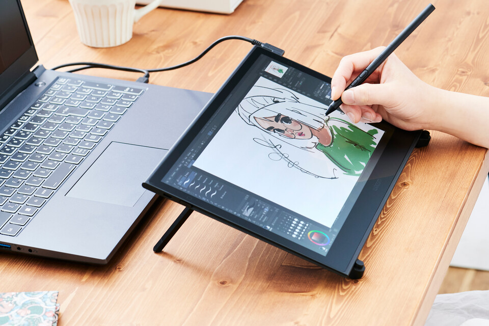삼성디스플레이의 13.3형 OLED 패널이 탑재된 펜 태블릿 신제품 '와콤 무빙크(Wacom Movink)'. [삼성디스플레이 제공]
