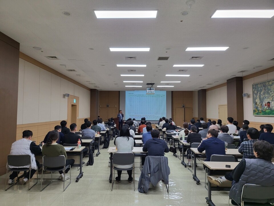 롯데건설이 시공 품질 향상을 위해 4월부터 9월까지 총 34차에 걸쳐 전 기술직 직원을 대상으로 '2024년 품질혁신 아카데미' 교육을 진행하고 있다. [롯데건설 제공]