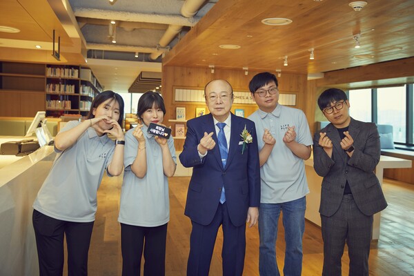 한화그룹 김승연 회장이 사내카페에서 근무중인 청각장애 바리스타 직원의 인사에, 먼저 사진 찍을 것을 제안해 기념촬영을 하고 있다.