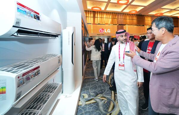LG전자 이일환 중동·아프리카지역대표(오른쪽 맨 앞)가 UAE 아부다비에서 열린 'LG 쇼케이스 2024'에 참석해 현지 거래선과 만나 LG전자의 에어 솔루션을 소개하고 있다.