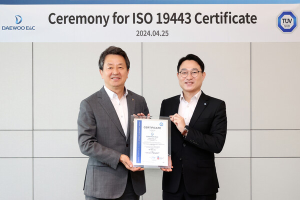 ISO 19443 인증서 수여식에 참석한 대우건설 백정완 대표이사(사진 왼쪽)와 TÜV SÜD Korea 서정욱 대표이사.