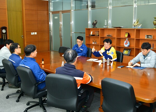 HD현대중공업 노진율 사장이 사내 협력사 대표들과 간담회를 갖고 있다.