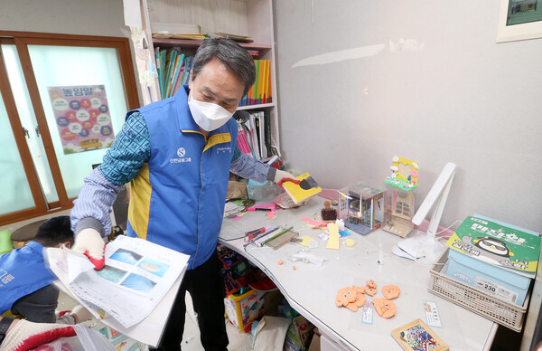 이날 봉사활동에 참석한 진옥동 신한금융그룹 회장이 다자녀 가정에 방문해 환경 정리를 하고 있다.