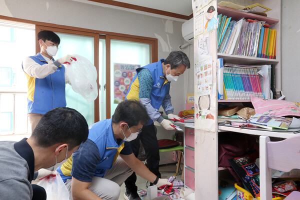 이날 봉사활동에 참석한 (사진 우측 상단)진옥동 신한금융그룹 회장과 임직원들이 다자녀 가정에 방문해 환경 정리를 하고 있다.