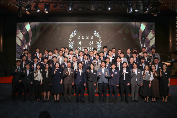 이석용 은행장(사진 맨 앞줄 왼쪽부터 7번째)이 이달 26일 서울 중구 소재 반얀트리 클럽 앤 스파에서 열린 ‘2023 NH농협은행 여신연도대상’시상식에서 수상자들과 기념촬영을 하고 있다. 