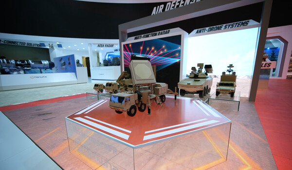 한화시스템이 사우디아라비아에서 개최된 ‘2024 WDS’에서 천궁-II 다기능레이다의 수출형 모델(사진 중앙)을 선보인 모습이다. [한화시스템 제공]