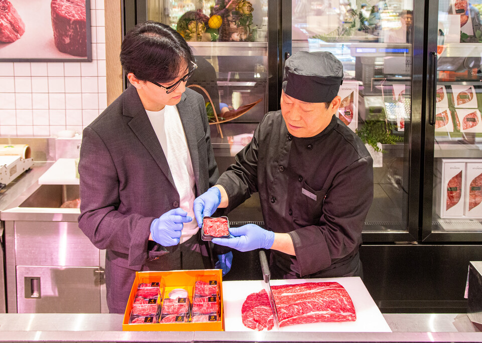 현대그린푸드 김석홍 미트 마스터와 강우재 현대백화점 축산 바이어가 '미트 샘플러'를 제작하는 모습이다. [현대백화점 제공]