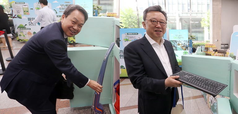 신한금융그룹(회장 진옥동)은 지난 26일 서울 중구에 위치한 신한은행 본점 및 강남 별관에서 그룹의 ESG 실행을 위한 실천 전략인 『ESG 진심 프로젝트 시즌2』의 일환으로 ‘자원순환 Day’를 실시했다고 29일 밝혔다. 이날 행사에 참석한 (사진 왼쪽)진옥동 신한금융그룹 회장과 정상혁 신한은행장은 각각 가정에서 쓰던 전기 청소기와 키보드 및 컴퓨터 주변기기를 기부했다. [신한금융그룹 제공]