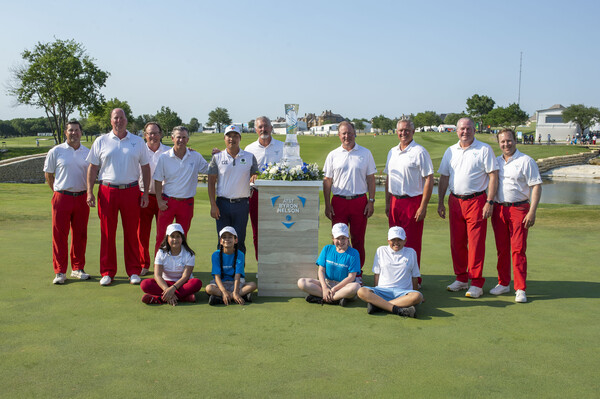 이경훈이 2022년 우승 직후 댈러스 세일즈맨십 클럽 측과 진행한 기념 사진[CJ 제공]