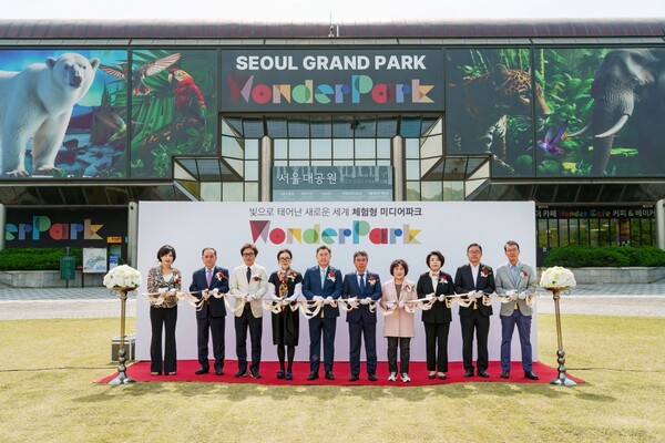 이달 29일 오전 경기도 과천시 서울대공원에서 신세계건설 레저부문과 ㈜미디어앤스페이스 파트너스가 함께 설립한 ‘매직플로우(Magic Flow)’가 국내 최대 규모의 체험형 미디어파크 '원더파크' 개관식을 열고 정식 개장했다. 개관식에는 (왼쪽 5번째(가운데)부터 오른쪽으로) 이주희 신세계건설 레저부문 대표이사, 유창수 서울시 행정제2부시장, 봉양순 서울시의회 환경수자원위원회 위원장, 신계용 과천시장 등 관계자들이 참석했다. 