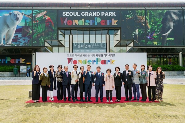 이달 29일 오전 경기도 과천시 서울대공원에서 신세계건설 레저부문과 ㈜미디어앤스페이스 파트너스가 함께 설립한 ‘매직플로우(Magic Flow)’가 국내 최대 규모의 체험형 미디어파크 '원더파크' 개관식을 열고 정식 개장했다. 