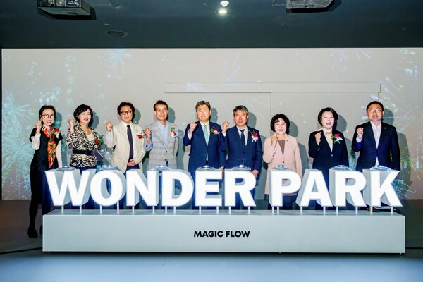 이달 29일 오전 경기도 과천시 서울대공원에서 신세계건설 레저부문과 ㈜미디어앤스페이스 파트너스가 함께 설립한 ‘매직플로우(Magic Flow)’가 국내 최대 규모의 체험형 미디어파크 '원더파크' 개관식을 열고 정식 개장했다. 개관식에는 (왼쪽 5번째(가운데)부터 오른쪽으로) 이주희 신세계건설 레저부문 대표이사, 유창수 서울시 행정제2부시장, 봉양순 서울시의회 환경수자원위원회 위원장, 신계용 과천시장 등 관계자들이 참석했다. 