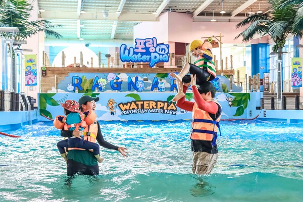 라그나로크 캐릭터로 꾸며진 설악 워터피아 스파동에서 가족이 물놀이를 즐기고 있다