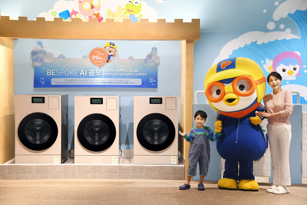 뽀로로테마파크 월미도점에서 삼성전자 모델이 뽀로로 캐릭터와 함께 삼성전자 '비스포크 AI 콤보' 체험 공간을 소개하고 있다. 