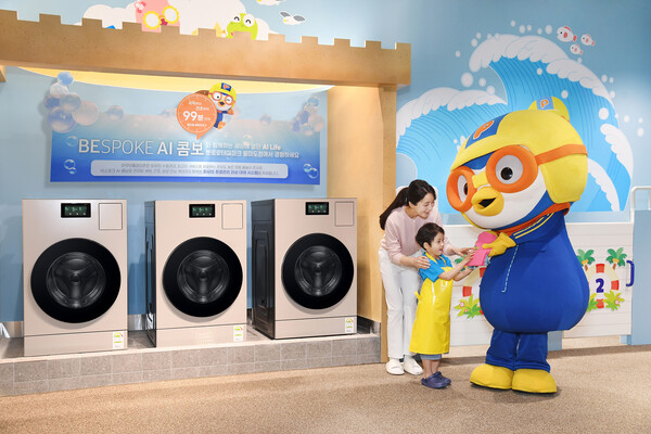 뽀로로테마파크 월미도점에서 삼성전자 모델이 삼성전자 '비스포크 AI 콤보'를 체험하고 있다. 