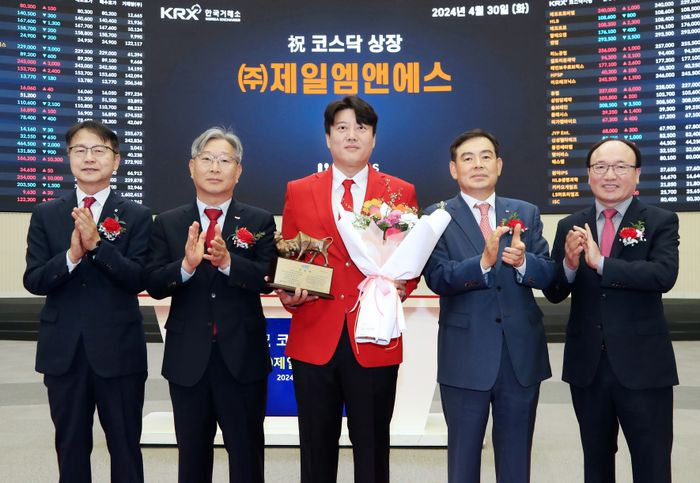 30일 서울 영등포구 한국거래소에서 열린 (주)제일엠앤에스 코스닥시장 상장기념식에서 관계자들이 상장기념패 전달 후 기념 촬영하고 있다. 왼쪽부터 김대영 한국IR협의회 부회장, 홍순욱 한국거래소 코스닥시장본부장, 이영진 (주)제일엠앤에스 대표이사, 김성현 KB증권 대표이사, 강왕락 코스닥협회 부회장. [한국거래소 제공]