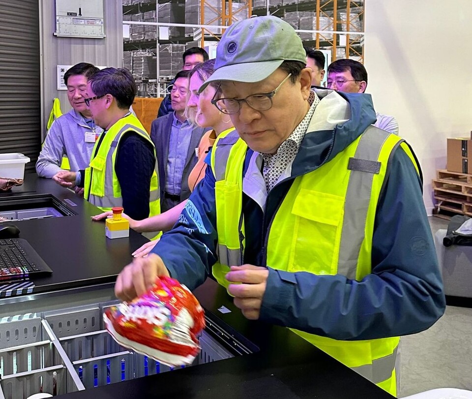 허태수 GS그룹 회장이 시애틀에 위치한 마이크로소프트사 IEC(Industry Experience Center)에서 AI 디지털 기술을 활용한 상품 인식 자동화 설비를 살피고 있다. [GS그룹 제공]