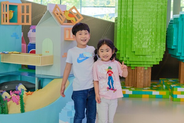 부총리 겸 교육부장관상 수상작 ‘자연과 함께 살아가요’를 그린 박진혁 어린이(왼쪽)와 동생이 함께 기념촬영 하는 모습.