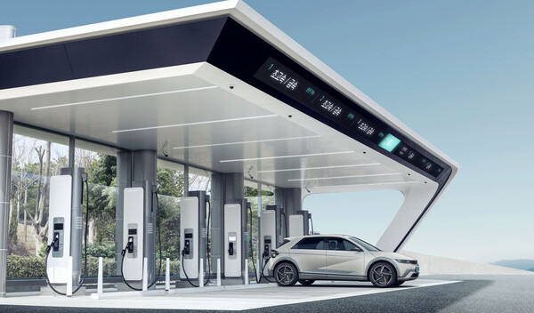 현대자동차가 현대차 승용 전기차 보유 고객 대상으로 차량을 픽업해 충전과 자동 세차 서비스를 제공한 후 차량을 인도하는 ‘픽업앤충전 서비스’를 전국으로 확대한다.