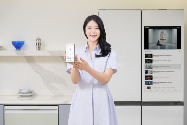 삼성전자 모델이 삼성전자 수원 디지털시티에서 스마트싱스 '스마트 포워드'를 소개하고 있는 모습.