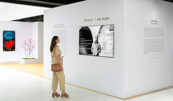 LG전자가 2일(美 동부 현지시간)부터 열리는 '프리즈 뉴욕'에서 김환기 타계 50주기를 맞아 작가의 대표작을 재해석한 미디어아트를 공감지능(AI) TV 'LG 올레드 에보'로 선보인다.