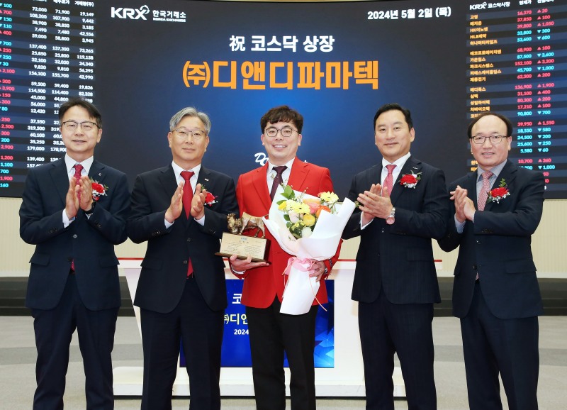 (사진 왼쪽부터) 김대영 한국IR협의회 부회장, 홍순욱 한국거래소 코스닥시장본부장, 이슬기 디앤디파마텍 대표이사, 김성환 한국투자증권 대표이사, 강왕락 코스닥협회 부회장. [한국거래소 제공]