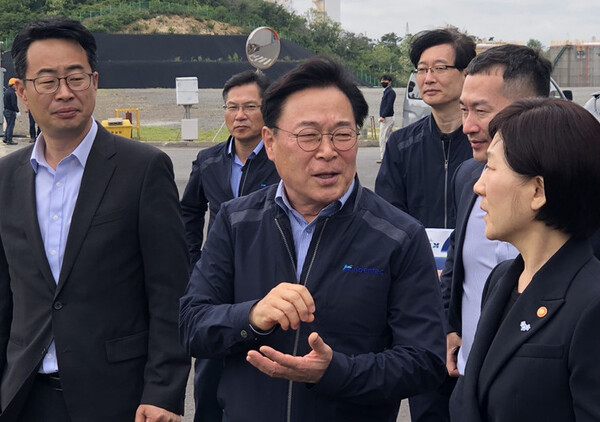 울산시 산업폐기물 소각·매립시설 ㈜코엔텍을 방문한 한화진 환경부 장관이 현장시찰에 나서고 있다.